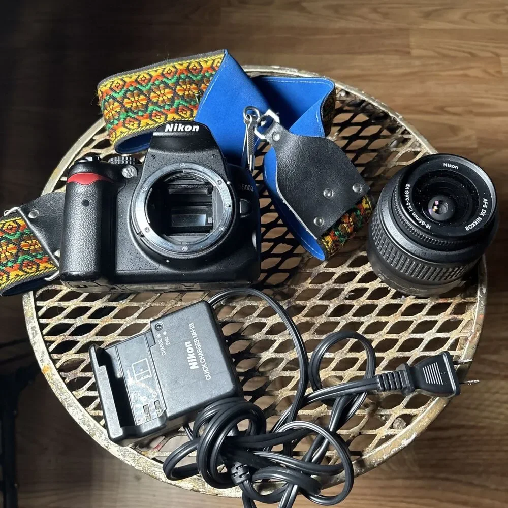 Nikon D5000 DSLR Camera 12.3 MP AF-S 18-55mm VR Lens Tested & Working 16GB Card